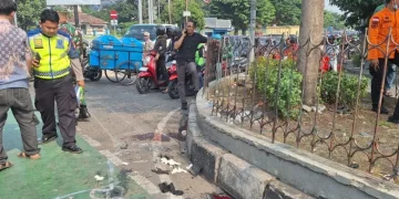 Kecelakaan truk di Simpang Unisma Bekasi menewaskan seorang pengemudi ojol dan melukai sembilan orang. Polisi masih menyelidiki penyebab kejadian.