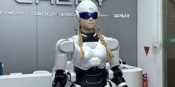 Robot humanoid Mornine dibekali ChatGPT, DeepSeek, dan dukungan lebih dari 10 bahasa untuk membantu berbagai kebutuhan layanan dan pekerjaan.