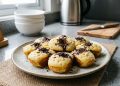 Resep kue cubit rumahan yang empuk, manis, dan mudah dibuat. Lengkap dengan tips anti bantat serta variasi topping kekinian yang bikin nagih.