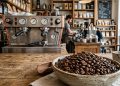 Kenali perbedaan kopi arabika dan robusta dari rasa, aroma, kadar kafein, hingga harga. Cari tahu jenis kopi yang paling cocok untuk seleramu.