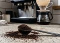 Manfaat ampas kopi ternyata lebih dari sekadar limbah. Simak cara memanfaatkan ampas kopi untuk rumah, kecantikan, dan tanaman agar lebih hemat dan ramah lingkungan.