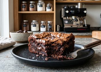 Resep fudgy brownies lembut dengan shiny crust mengilap. Simak cara membuat brownies cokelat yang legit, chewy, dan anti gagal di rumah.
