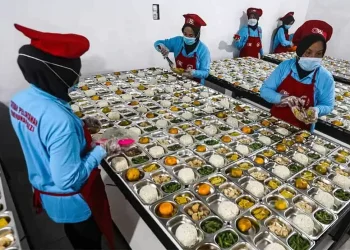 Survei Poltracking menunjukkan program Makan Bergizi Gratis menjadi kebijakan Prabowo-Gibran yang paling dirasakan manfaatnya oleh masyarakat.
