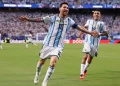 Lionel Messi mencetak hat-trick saat Argentina mengalahkan Aljazair 3-0 pada laga pembuka Piala Dunia 2026. Juara bertahan memulai turnamen dengan sempurna.