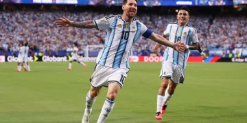 Lionel Messi mencetak hat-trick saat Argentina mengalahkan Aljazair 3-0 pada laga pembuka Piala Dunia 2026. Juara bertahan memulai turnamen dengan sempurna.