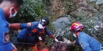Penemuan mayat pria terikat kawat di Taman Pramuka Kota Tangerang menggegerkan warga. Polisi masih menyelidiki penyebab kematian korban.
