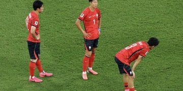 Korea Selatan kalah 0-1 dari Afrika Selatan di Piala Dunia 2026. Hong Myung-bo mengakui timnya kehilangan kepercayaan diri akibat banyak kesalahan.