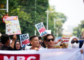 Massa Aliansi Masyarakat Jakarta Timur menggelar aksi di Patung Kuda untuk mendukung kelanjutan program Makan Bergizi Gratis dan pemberantasan korupsi.