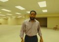 Simak sinopsis Backrooms, film horor psikologis adaptasi serial web viral yang mengisahkan teror ruang misterius tanpa ujung dan penuh bahaya.