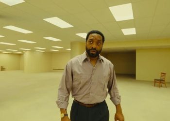 Simak sinopsis Backrooms, film horor psikologis adaptasi serial web viral yang mengisahkan teror ruang misterius tanpa ujung dan penuh bahaya.