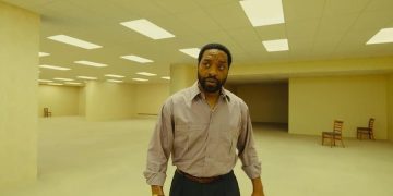 Simak sinopsis Backrooms, film horor psikologis adaptasi serial web viral yang mengisahkan teror ruang misterius tanpa ujung dan penuh bahaya.
