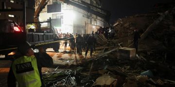 Gempa dahsyat di Venezuela memicu penjarahan supermarket di La Guaira. Kelangkaan kebutuhan pokok dan lambatnya bantuan memperburuk situasi.