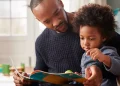Curling parenting merupakan pola asuh yang bertujuan melindungi anak dari kesulitan. Kenali ciri, manfaat, serta dampaknya bagi perkembangan anak.