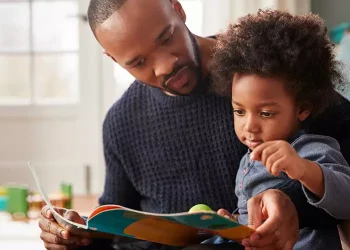 Curling parenting merupakan pola asuh yang bertujuan melindungi anak dari kesulitan. Kenali ciri, manfaat, serta dampaknya bagi perkembangan anak.