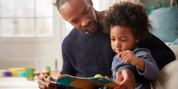 Curling parenting merupakan pola asuh yang bertujuan melindungi anak dari kesulitan. Kenali ciri, manfaat, serta dampaknya bagi perkembangan anak.