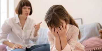 Kepercayaan diri anak bisa menurun akibat kebiasaan orang tua yang sering dianggap sepele. Simak pola asuh yang perlu dihindari.