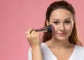 Foundation menggumpal tidak selalu disebabkan produk yang buruk. Kenali penyebab makeup pilling dan cara mencegahnya agar hasil makeup lebih flawless.