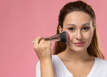 Foundation menggumpal tidak selalu disebabkan produk yang buruk. Kenali penyebab makeup pilling dan cara mencegahnya agar hasil makeup lebih flawless.