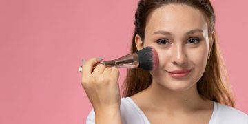 Foundation menggumpal tidak selalu disebabkan produk yang buruk. Kenali penyebab makeup pilling dan cara mencegahnya agar hasil makeup lebih flawless.