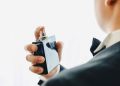 Dokter bedah onkologi menjelaskan bahwa menyemprotkan parfum ke leher tidak terbukti menyebabkan kanker tiroid. Simak fakta medis dan tips penggunaannya.
