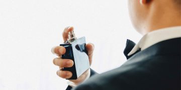 Dokter bedah onkologi menjelaskan bahwa menyemprotkan parfum ke leher tidak terbukti menyebabkan kanker tiroid. Simak fakta medis dan tips penggunaannya.