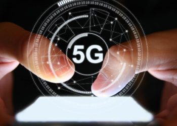Komdigi menargetkan layanan 5G sesungguhnya hadir sebelum HUT RI 2026 setelah proses lelang frekuensi 700 MHz dan 2,6 GHz selesai.