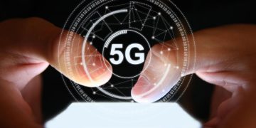 Komdigi menargetkan layanan 5G sesungguhnya hadir sebelum HUT RI 2026 setelah proses lelang frekuensi 700 MHz dan 2,6 GHz selesai.