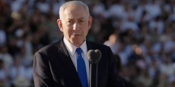 Benjamin Netanyahu disoraki saat menghadiri upacara kelulusan militer di Israel. Desakan agar mundur sebagai perdana menteri semakin menguat di tengah krisis politik.