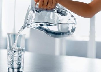 Sejumlah penelitian menemukan hubungan antara konsumsi air putih yang cukup dengan risiko kecemasan yang lebih rendah. Simak penjelasannya.