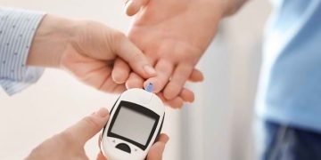 Ketahui target kadar gula darah ideal untuk penderita diabetes tipe 1, mulai dari dewasa, anak-anak hingga ibu hamil menurut rekomendasi medis.