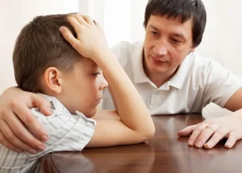 Pola asuh overprotective dapat berdampak buruk pada perkembangan anak. Kenali tanda-tanda dan risikonya sejak dini.
