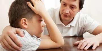 Pola asuh overprotective dapat berdampak buruk pada perkembangan anak. Kenali tanda-tanda dan risikonya sejak dini.