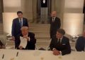 Presiden AS Donald Trump dan Presiden Iran resmi menandatangani dokumen kesepakatan damai untuk mengakhiri konflik antara kedua negara.