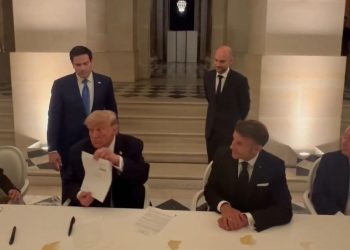 Presiden AS Donald Trump dan Presiden Iran resmi menandatangani dokumen kesepakatan damai untuk mengakhiri konflik antara kedua negara.