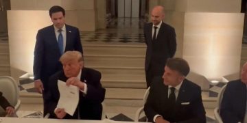 Presiden AS Donald Trump dan Presiden Iran resmi menandatangani dokumen kesepakatan damai untuk mengakhiri konflik antara kedua negara.