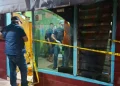Polisi mengungkap kronologi penemuan perempuan tewas bersimbah darah di rumah kawasan Putat Jaya, Surabaya. Korban diduga meninggal akibat pembunuhan.