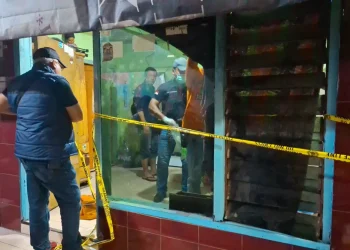 Polisi mengungkap kronologi penemuan perempuan tewas bersimbah darah di rumah kawasan Putat Jaya, Surabaya. Korban diduga meninggal akibat pembunuhan.