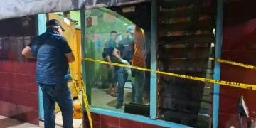 Polisi mengungkap kronologi penemuan perempuan tewas bersimbah darah di rumah kawasan Putat Jaya, Surabaya. Korban diduga meninggal akibat pembunuhan.
