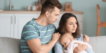Baby blues sering dialami ibu setelah melahirkan. Simak gejala, penyebab, dan pentingnya dukungan suami untuk membantu proses pemulihan.