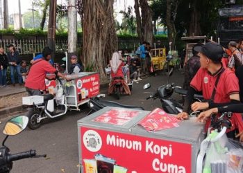 Puluhan pedagang kaki lima sudah memadati Bundaran HI sebelum demo BEM UI dimulai. Mereka berharap meraih keuntungan dari keramaian aksi. (Foto: Detik/Ignacio Geordy Oswaldo)