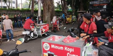 Puluhan pedagang kaki lima sudah memadati Bundaran HI sebelum demo BEM UI dimulai. Mereka berharap meraih keuntungan dari keramaian aksi. (Foto: Detik/Ignacio Geordy Oswaldo)