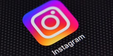Instagram meluncurkan fitur multi caption yang memungkinkan pengguna menambahkan caption berbeda pada setiap slide carousel foto dan video.