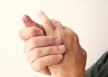 Tangan sering kesemutan tidak selalu disebabkan posisi tidur yang salah. Kenali berbagai penyebabnya mulai dari kekurangan vitamin hingga gangguan saraf.