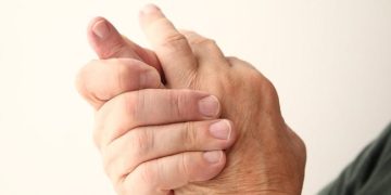 Tangan sering kesemutan tidak selalu disebabkan posisi tidur yang salah. Kenali berbagai penyebabnya mulai dari kekurangan vitamin hingga gangguan saraf.