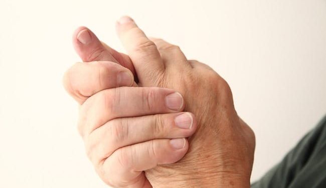 Tangan sering kesemutan tidak selalu disebabkan posisi tidur yang salah. Kenali berbagai penyebabnya mulai dari kekurangan vitamin hingga gangguan saraf.