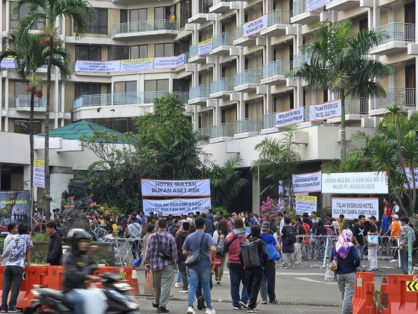 Eksekusi Hotel Sultan Berlangsung Ricuh, Massa Lempari Aparat dengan Batu dan Botol