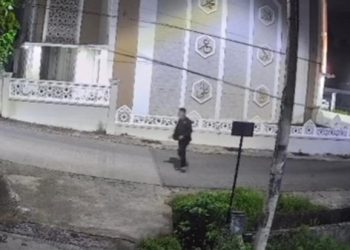Seorang mahasiswa di Samarinda menjadi korban penembakan saat pulang kuliah. Polisi telah menangkap pelaku dan masih menyelidiki motif kejadian.