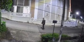 Seorang mahasiswa di Samarinda menjadi korban penembakan saat pulang kuliah. Polisi telah menangkap pelaku dan masih menyelidiki motif kejadian.