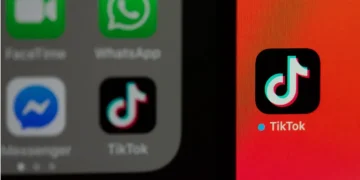 Media sosial semakin mendominasi konsumsi berita global. Indonesia termasuk negara dengan penggunaan WhatsApp dan TikTok tertinggi untuk berita.