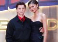 Tom Holland mengisyaratkan dirinya telah resmi menikah dengan Zendaya dalam wawancara terbaru. Simak fakta dan perjalanan cinta keduanya.